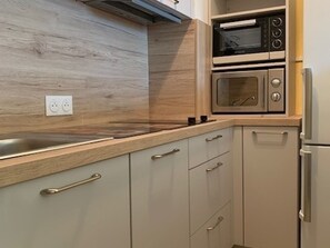 Fridge, microwave, oven, stovetop - 2-Star Apartment with Parking and Pets Allowed, Near Thermal Baths (Balaruc-les-Bains)