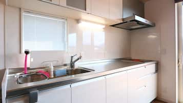 Cottage | Private kitchen | Full-sized fridge, microwave, stovetop, electric kettle