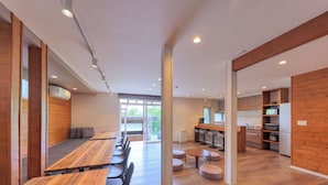 Una cocina moderna con armarios de madera y un microondas integrado.