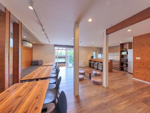 Cottage Exclusive | Khu phòng khách | TV màn hình phẳng, lò sưởi