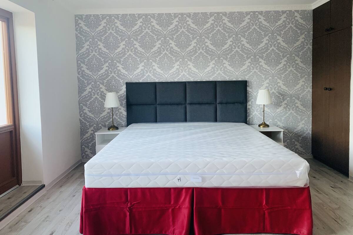 Escritorio, insonorización, wifi gratis y ropa de cama