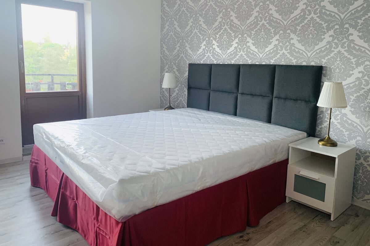 Escritorio, insonorización, wifi gratis y ropa de cama