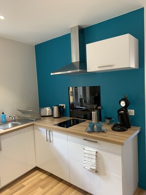 Réfrigérateur, micro-ondes, four, plaque de cuisson