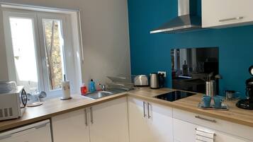 Een koelkast, een microgolfoven, een oven, een kookplaat