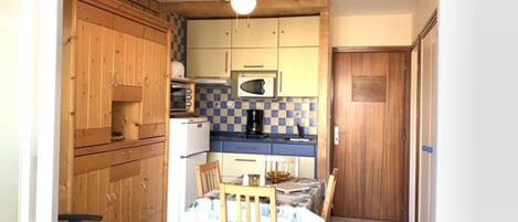 Een koelkast, een microgolfoven, een kookplaat