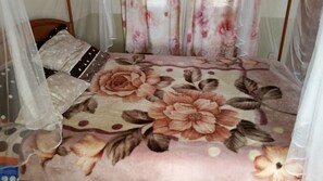 Family Room, Shared Bathroom | Iron/ironing board, free cots/infant beds, rollaway beds, WiFi - Villa Ravo (Antananarivo)