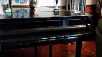 Daily cooked-to-order breakfast (EUR 3 per person)