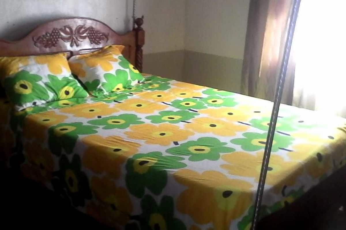 Chambre économique double, salle de bains commune | Fer et planche à repasser, lit de bébé (gratuit)