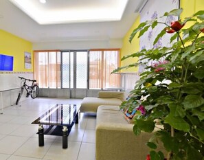 Lobby sitting area - Lvyou B&B (Tianwei)