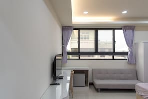 Comfort Triple Room | Individually decorated, individually furnished, desk, laptop workspace - Lvyou B&B (Tianwei)