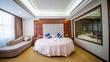 Habitación doble de diseñador | Ropa de cama de alta calidad, camas con efecto memoria y escritorio