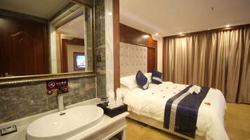 清新陽光大床房 | 高級寢具、記憶棉床墊、書桌、遮光窗簾/窗簾