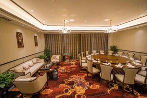 2 restaurants, breakfast served