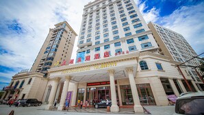 A multi-story hotel with a prominent entrance and a large sign. - Xiaoxiang Binhu Hotel Yongzhou (Yongzhou)