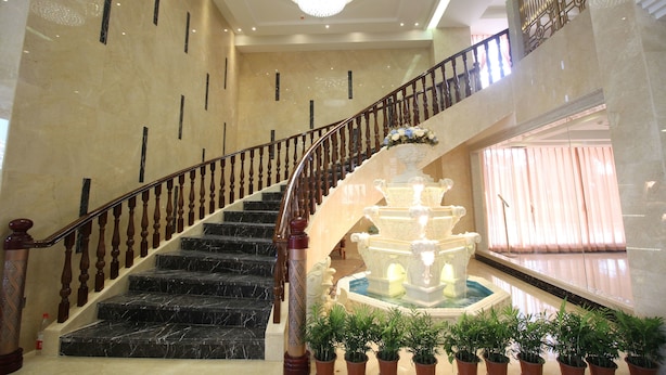 A grand staircase with a marble finish, a decorative fountain, and a chandelier. - Xiaoxiang Binhu Hotel Yongzhou (Yongzhou)