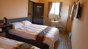 A hotel room with two beds, a small table with a plant, and a chair. - Joylin 3 Homestay (Jinning)