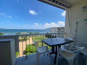 Outdoor dining - Air-conditioned apartment in Balaruc-les-Bains, near thermal baths (Balaruc-les-Bains)