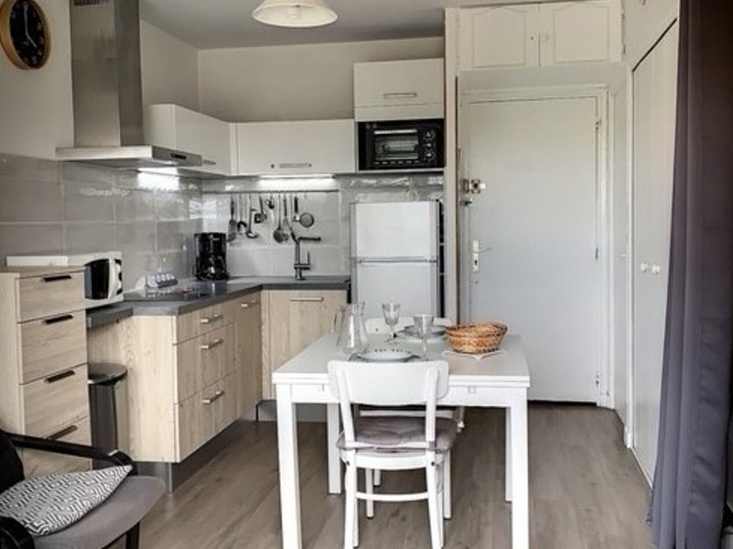 冷蔵庫、電子レンジ、コンロ、コーヒー / ティーメーカー