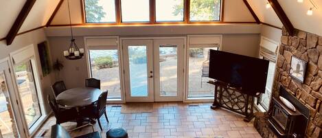 Smart-tv, een open haard en boeken