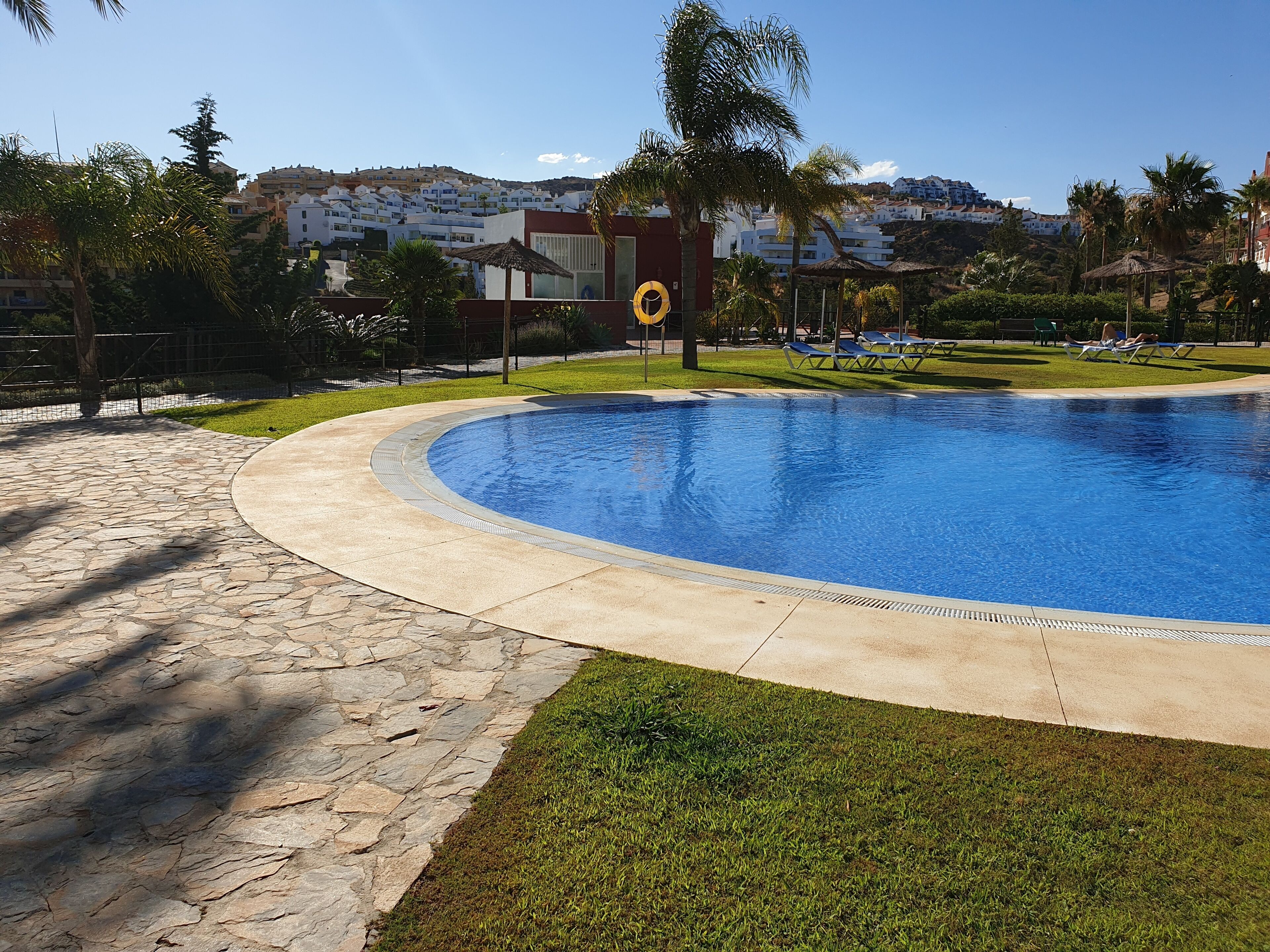 Een binnenzwembad en een buitenzwembad