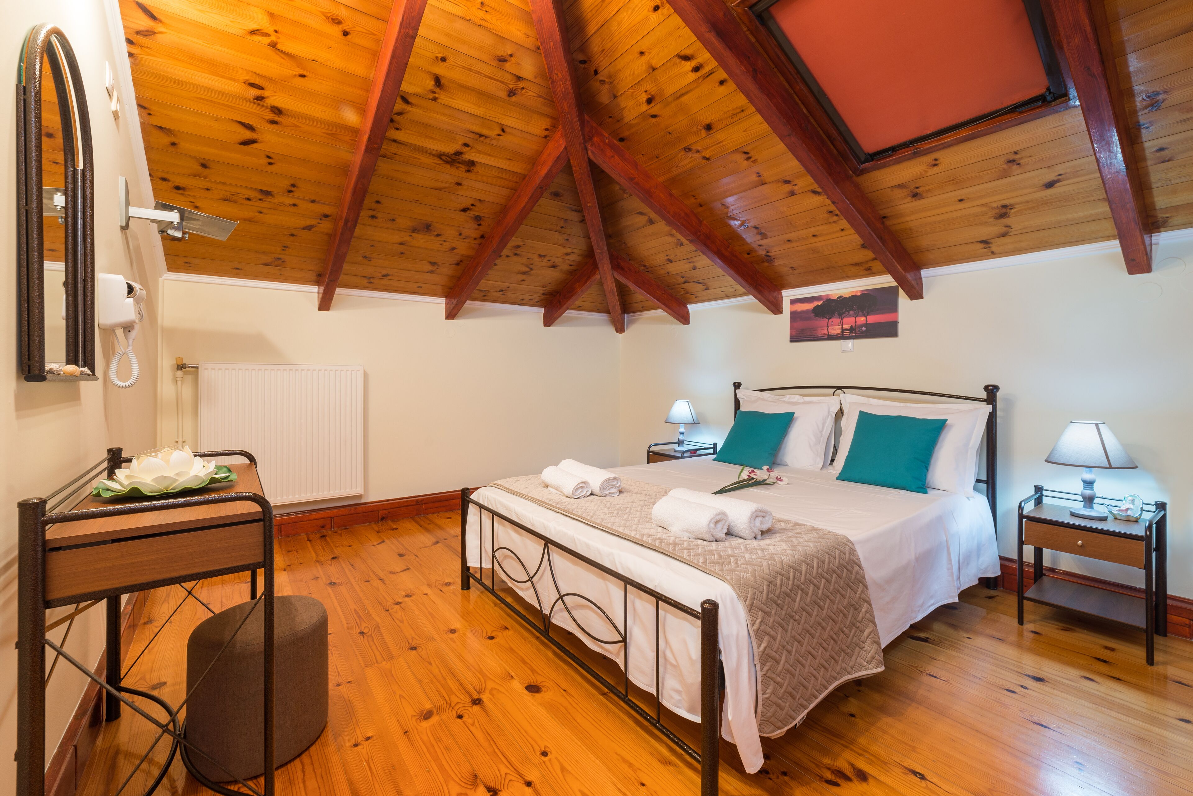 2 slaapkamers, een kluis op de kamer, een bureau, geluiddichte muren