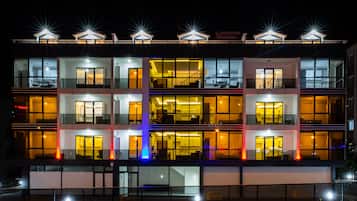 Depan hartanah - siang/malam