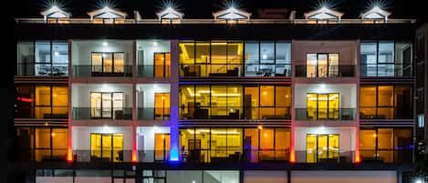 Vista frontal de la propiedad por la tarde o noche