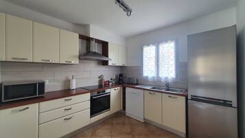 Refrigerador, microondas, horno y parrilla de estufa