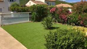 A residential area with houses, a well-maintained lawn, and a white fence. - Villa, private pool (Oletta)