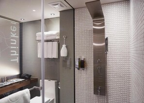 Haartrockner, Hausschuhe, Handtücher, Shampoo