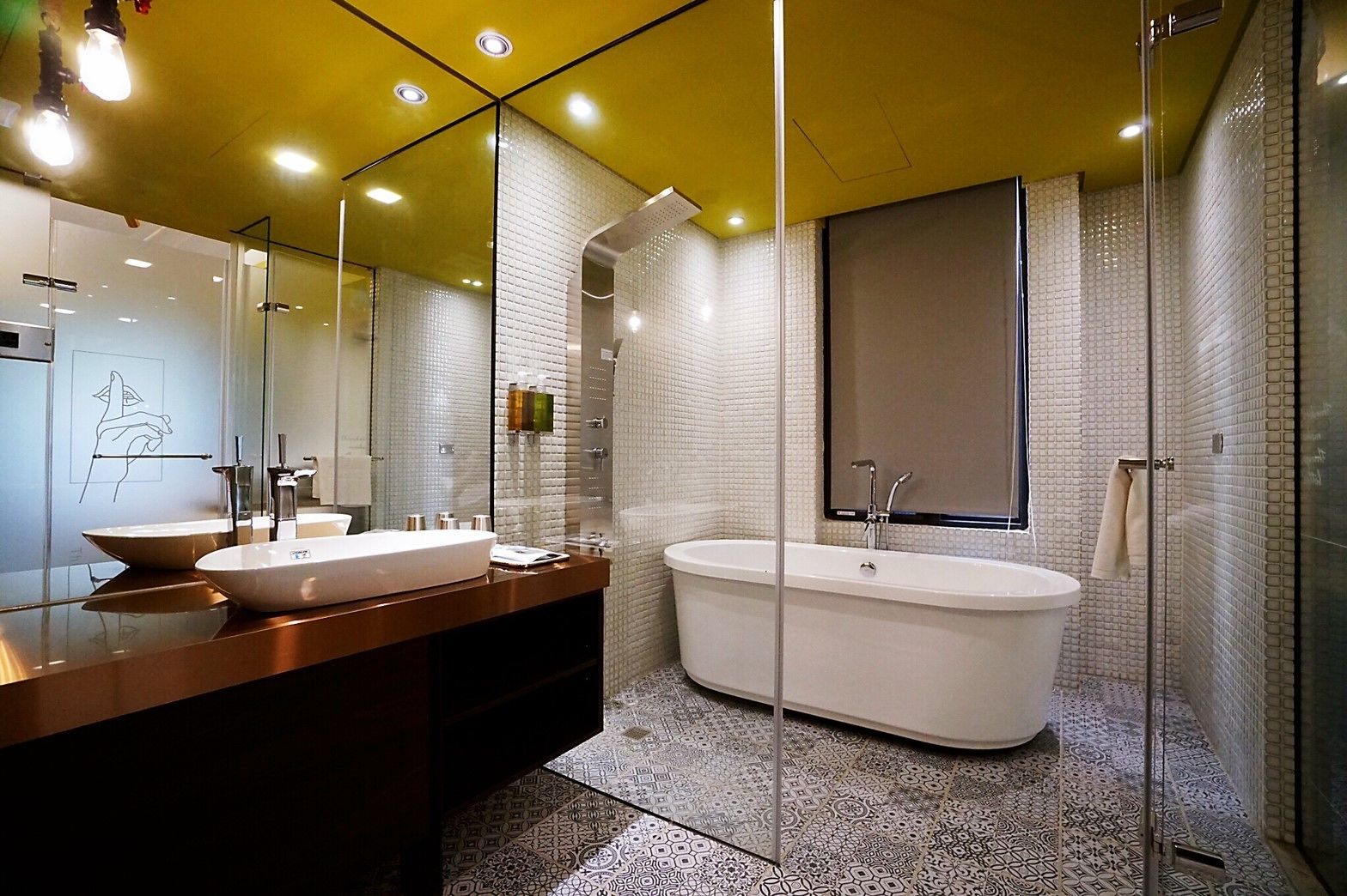 deluxe twin room | bathroom | hair dryer, slippers, towels, shampoo