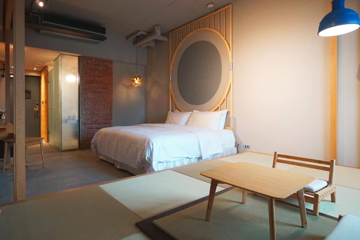 1 habitación, cubrecamas y caja de seguridad en la habitación