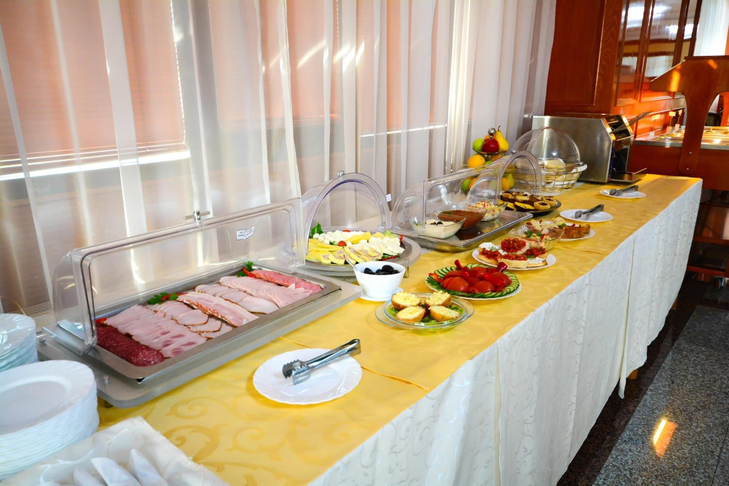 Un buffet proposant une variété de plats et d'ustensiles.
