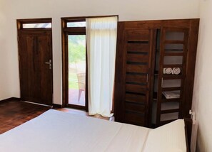 Yksilöllisesti sisustettu, yksilöllisesti kalustettu, työpöytä