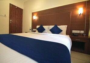 Quarto casal standard | Edredons de pluma, camas com colchões pillow-top, escrivaninha