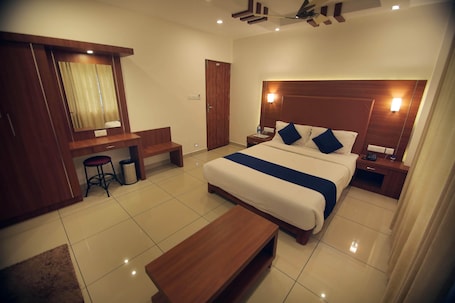 Cubrecamas, colchones con pillow-top y escritorio . White Portico