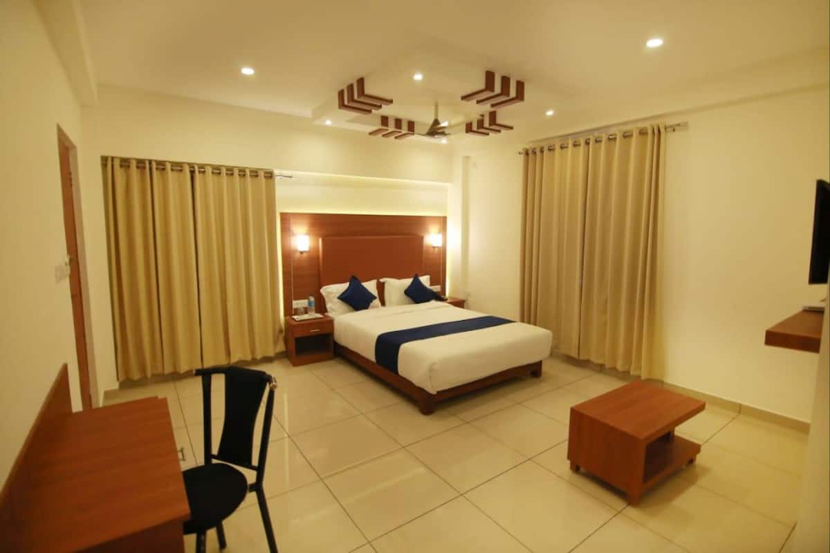 Standard Double Room | Down comforters, pillowtop beds, desk, rollaway beds