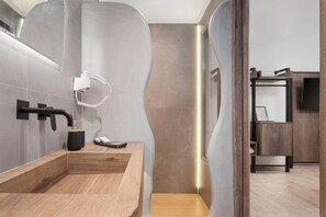 Executive Suite | Badezimmer | Dusche, Regendusche, kostenlose Toilettenartikel, Haartrockner