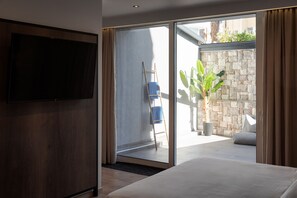 Executive Suite | Egyptian cotton sheets, premium bedding, memory foam beds, in-room safe - Sette Suites & Rooms - Adults Only (Xylokastro-Evrostina)