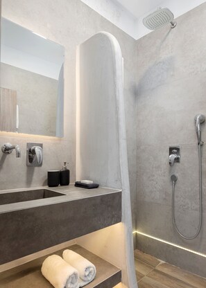 Shower, rainfall showerhead, free toiletries, hair dryer - Sette Suites & Rooms - Adults Only (Xylokastro-Evrostina)