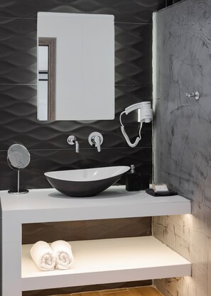 Junior Suite | Bathroom | Shower, rainfall showerhead, free toiletries, hair dryer
