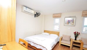 Habitación doble estándar | Minibar, escritorio, tabla de planchar con plancha y wifi gratis 