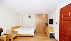 Minibar, bàn, bàn ủi/dụng cụ ủi quần áo 