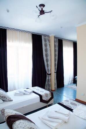 โต๊ะทำงาน, เตารีด/โต๊ะรีดผ้า, Wi-Fi ฟรี, ผ ้าปูที่นอน