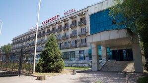 Un hotel con una facciata moderna, diversi balconi e una scalinata che conduce all'ingresso.