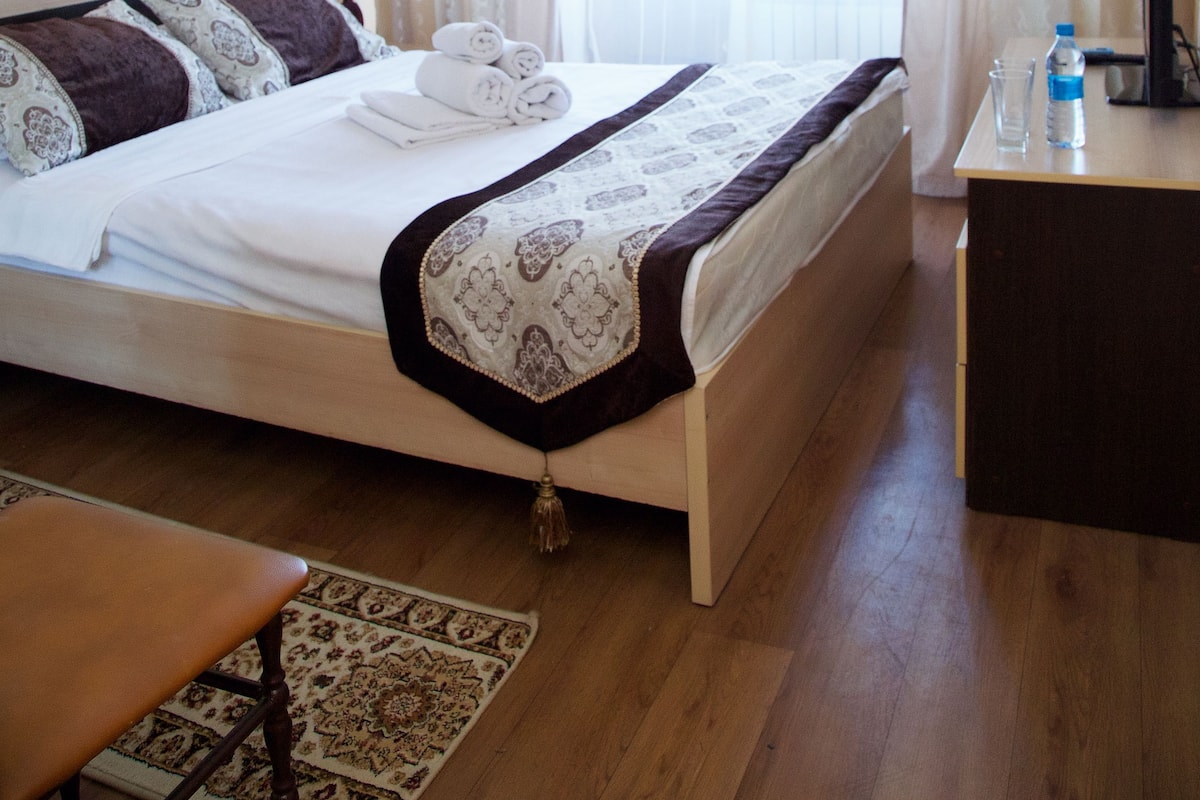 Junior suite | 1 slaapkamer, een bureau, een strijkplank/strijkijzer, gratis wifi