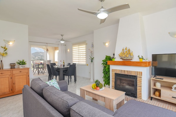 TV, fireplace