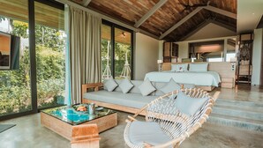Villa, 1 soverom, privat basseng (with Round-Trip Boat Transfer) | Oppholdsområde | En 49-tommers smart-TV med Parabol-TV samt TV