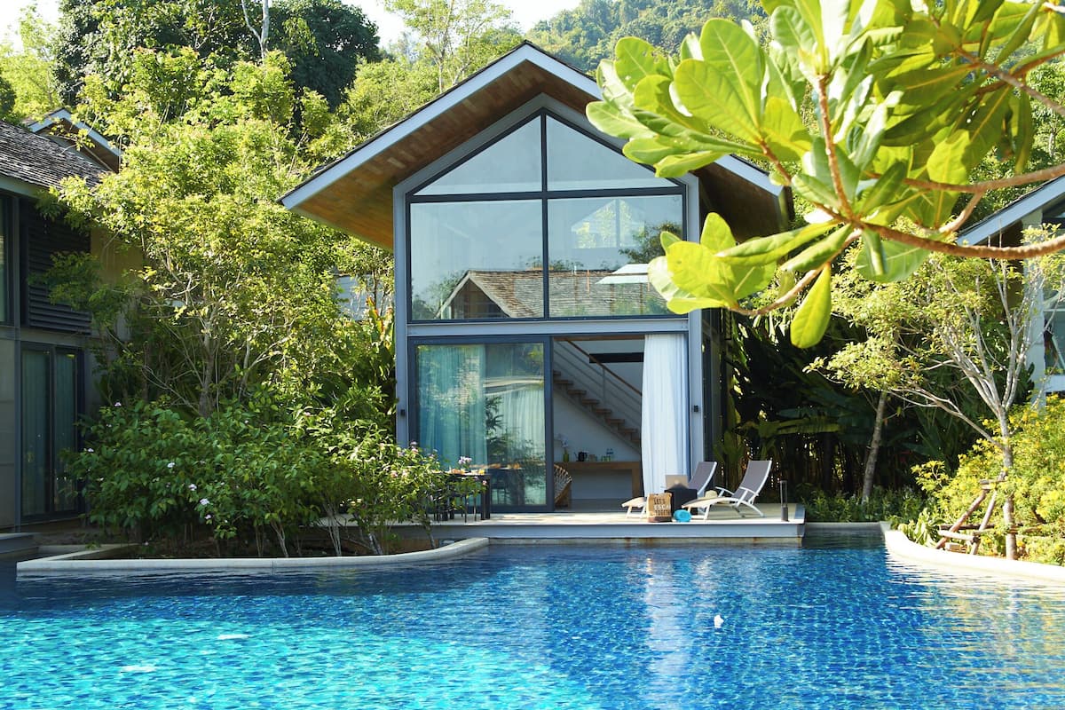 Two-Bedroom Villa Pool Access with Round-Trip Boat Transfer | 低刺激性寝具、ミニバー、セーフティボックス (室内)、遮光カーテン