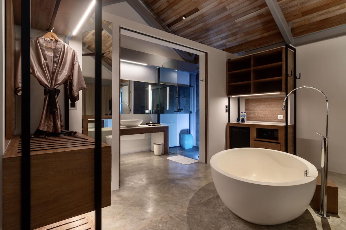 shower, rainfall showerhead, free toiletries, hair dryer